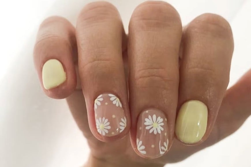 Un look cuidado y moderno que apuesta por la sutileza en cada detalle de las manos.