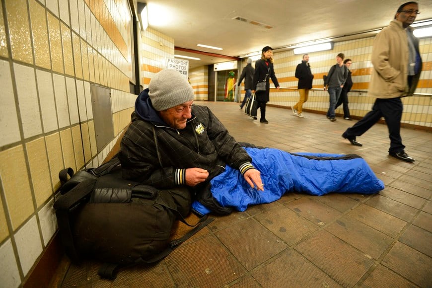 gente sin techo

Homeless man John Paul Luke, 43, originally from Motherwell in Scotland, smokes a cigarette in the underground of Charing Cross station in London, December 22, 2012. The financial crisis has tested the reduced budgets of Britain's local authorities and charities, and seen a reversal of much of the progress made over the past decade. Almost 6,000 people slept rough in London at some point during 2011/12, up from about 3,900 the year before, and 3,000 in 2006/7, according to statistics compiled by outreach groups and local authorities. Of those 6,000, 62 percent were new to the streets.   REUTERS/Paul Hackett   (BRITAIN - Tags: POLITICS HEALTH) inglaterra londres John Paul Luke londres homeless en el subterraneo pobreza pobres gente de la calle