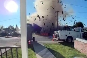 Una explosión de gas destruyó casas y dejó seis heridos en un barrio de California