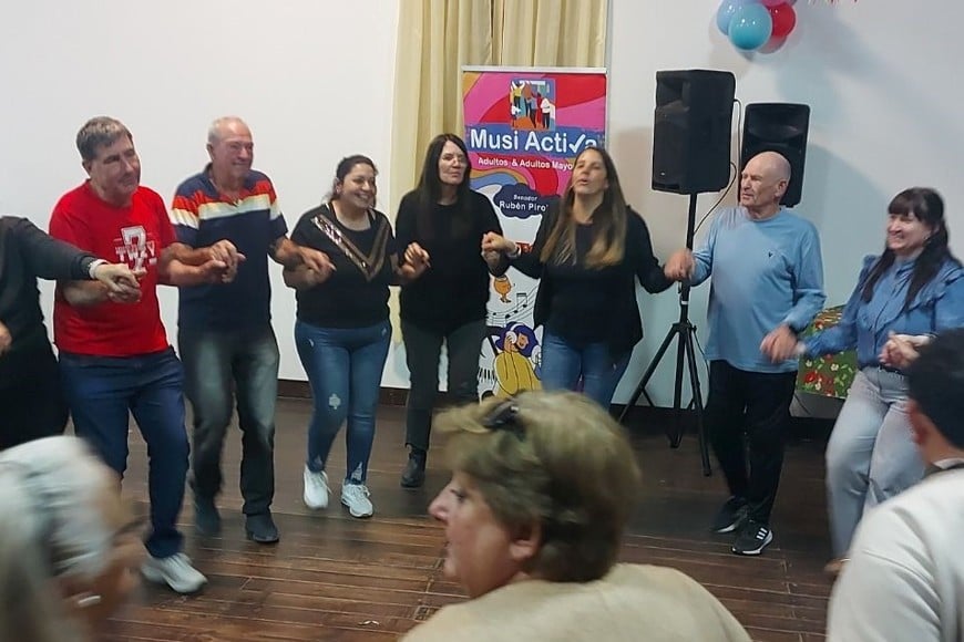 La música actuó como el punto de unión, facilitando la convivencia y reforzando el sentido de pertenencia en cada comunidad que abrió sus puertas a esta dinámica colaborativa.