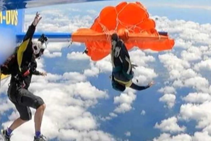 La presencia del paracaidista enganchado afectó la aerodinámica de la aeronave
