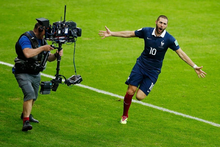 A television crew member films as France's Karim Benzema celebrates after scoring a goal during their 2014 World Cup Group E soccer match against Honduras at the Beira Rio stadium in Porto Alegre, June 15, 2014. REUTERS/Marko Djurica (BRAZIL  - Tags: SOCCER SPORT MEDIA WORLD CUP)   porto alegre brasil Karim Benzema campeonato torneo copa mundial del mundo 2014 futbol futbolistas partido seleccion francia honduras