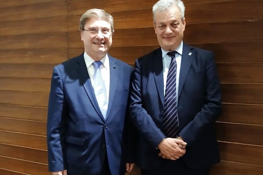 Eugenio Martín De Palma (der), junto al Dr. Juan Carlos Mena, rector de UFASTA y presidente saliente del CRUP.