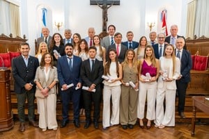 La totalidad de los premiados, junto a los ministros de la Corte Suprema y los decanos de las facultades.