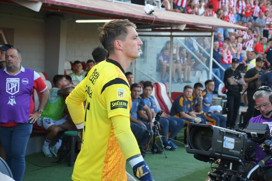 Después...Thiago Cardozo. Al irse Mele, el Tate volvió a mirar del otro lado del Río de La Plata: Thiago llegó y rindió. Se fue a préstamo a Belgrano por 130.000 dólares y su pase cuesta más de un palo verde si el "Pirata" lo quiere comprar. Foto: Manuel Fabatía