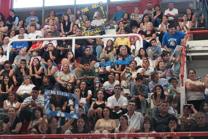 Familiares y amigos presentes en las tribunas del estadio Ángel Malvicino. Crédito: Gobierno de la provincia de Santa Fe