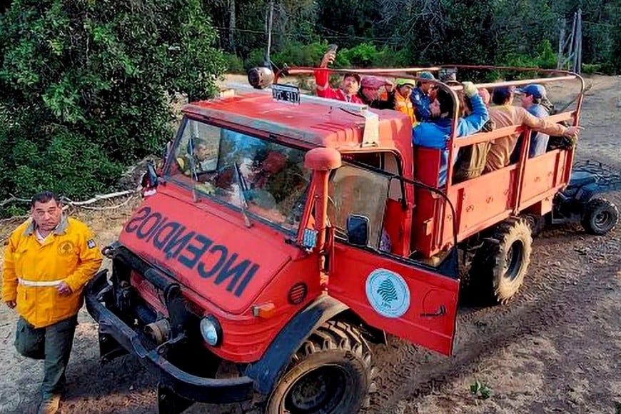 El acceso a la zona es limitado y peligroso, lo que dificulta la tarea de los brigadistas.