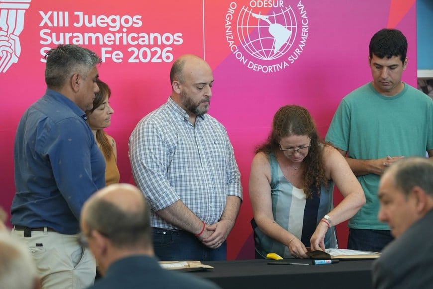 Acto oficial de apertura de ofertas en el Alero de Coronel Dorrego.
