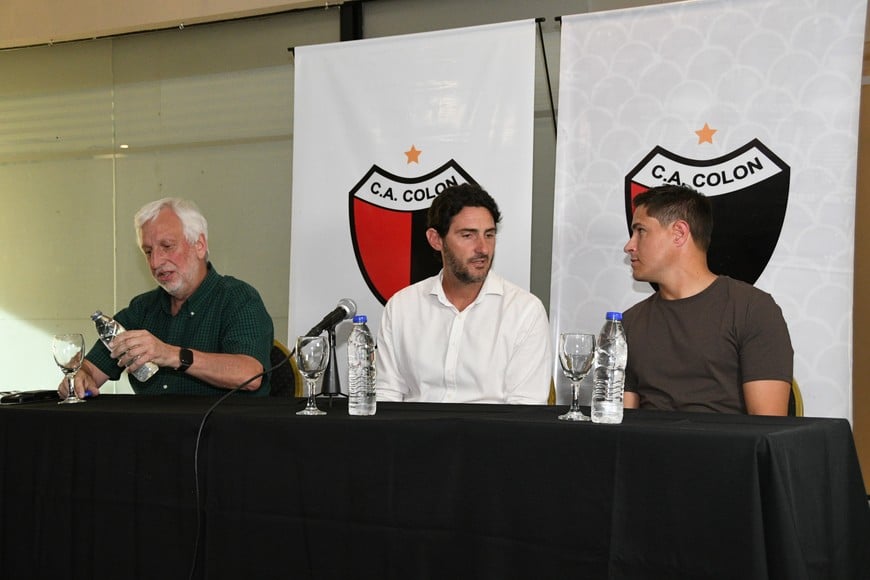 Se viene el nuevo Colón. José Alonso, Diego Colotto y Ezequiel Medrán, los responsables de esta gran ilusión que es el Sabalero en la temporada 2026. Foto: Manuel Fabatía