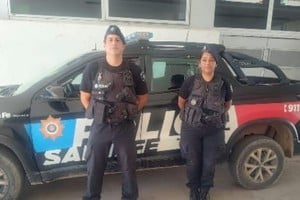Los policías que salvaron la vida del bebé. Foto: Gentileza
