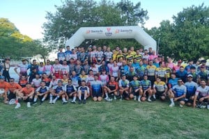 Tras 21 años de ausencia, se corre la competencia ciclística que une Santa Fe con Rosario