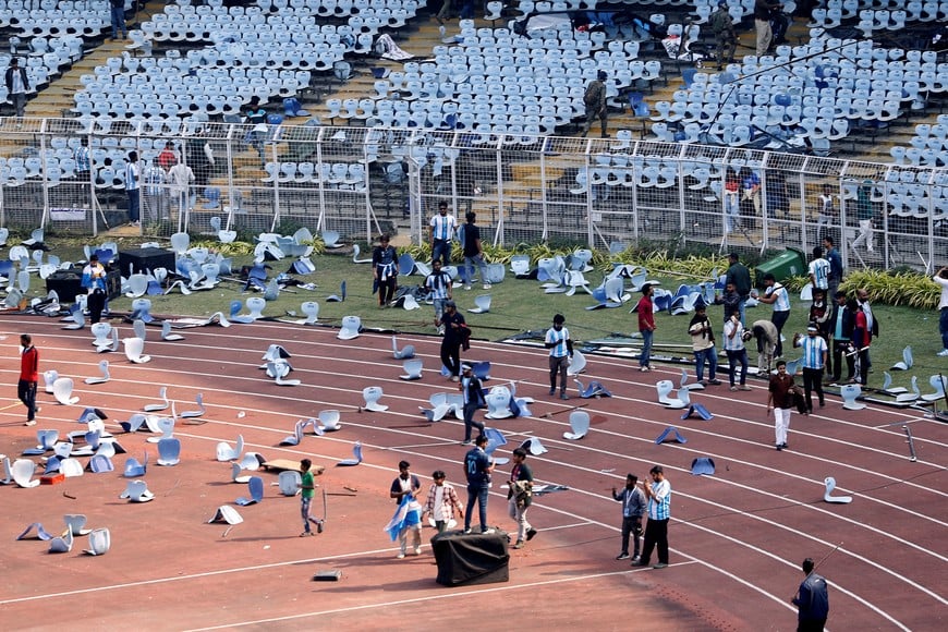 Soccer Football - Argentine soccer star Lionel Messi on a whirlwind tour of India - Vivekananda Yuva Bharati Krirangan, Kolkata, India - December 13, 2025
Plastic water bottles and chairs are seen scattered on the field after Argentine soccer star Lionel Messi leaves the stadium REUTERS/Sahiba Chawdhary