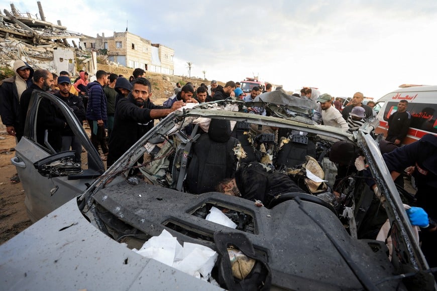 SENSITIVE MATERIAL. THIS IMAGE MAY OFFEND OR DISTURB    Palestinians inspect the site of an Israeli strike on a car in Gaza City, December 13, 2025.REUTERS/Dawoud Abu Alkas