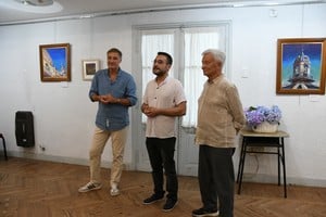 Gustavo Pueyo durante la inauguración de “Metele que son pasteles” en el Château Rose.
