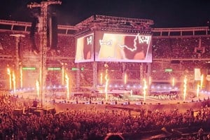 El escenario fue circular en el centro del estadio, la banda tocó en el pozo y hubo pantallas gigantes en distintos puntos del Monumental.