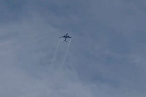 Un vuelo de United a Tokio volvió de emergencia a Dulles por una falla en un motor