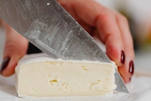 El producto involucrado corresponde a un queso de pasta blanda de consumo masivo.