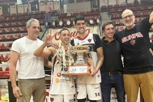Olimpia BBC celebró el título del Clausura Pre-Federal luego de vencer 73-70 a Firmat FBC.