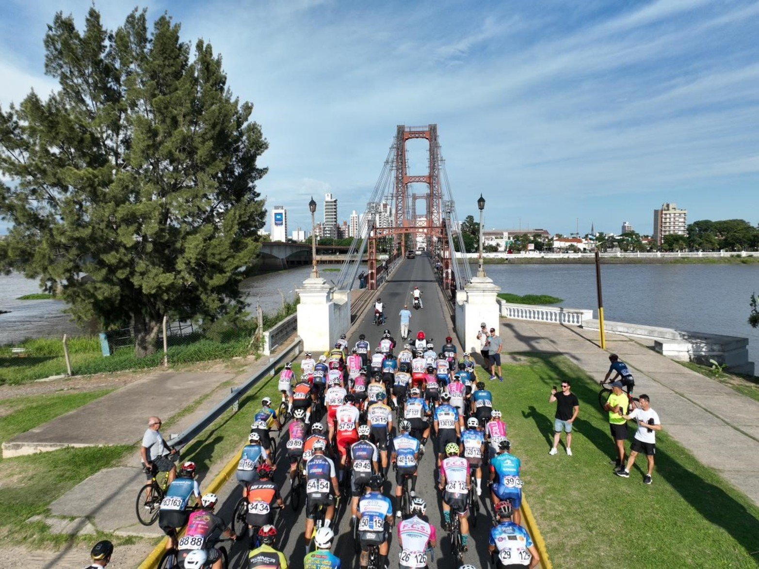 Así se largó este domingo desde el Puente Colgante la competencia ciclística que une Santa Fe con Rosario,