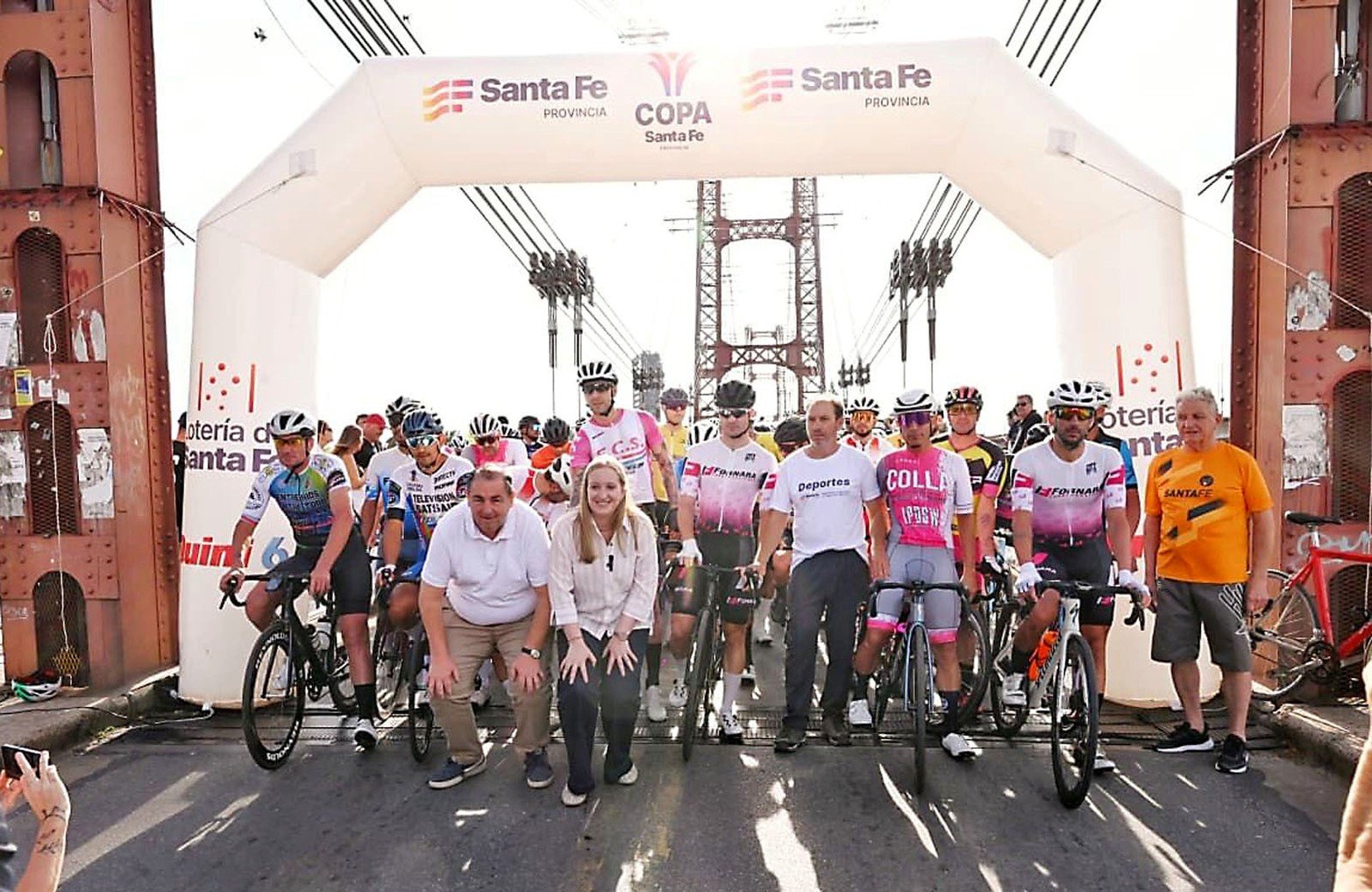 Así se largó este domingo desde el Puente Colgante la competencia ciclística que une Santa Fe con Rosario