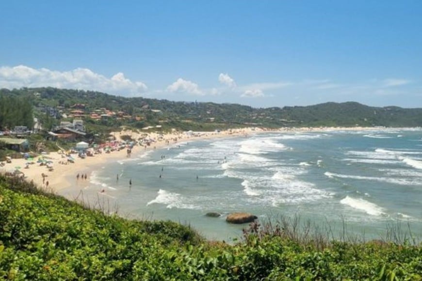 Praia do Rosa combina naturaleza, precios accesibles y un entorno ideal para descansar.