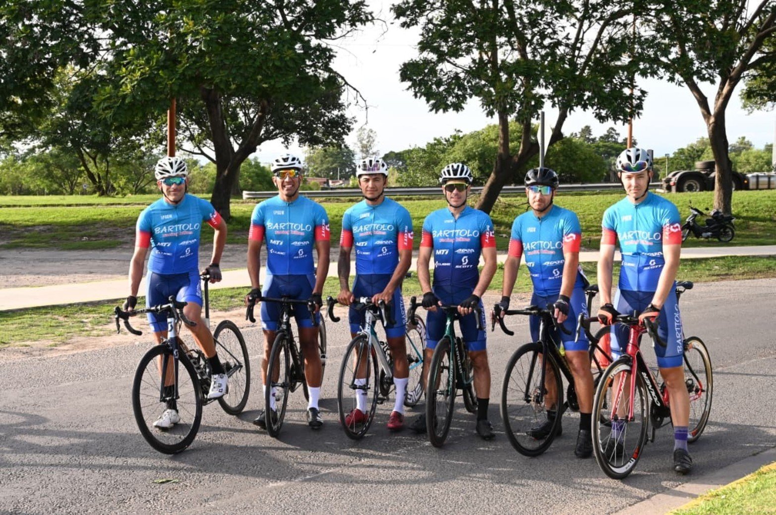 Así se largó este domingo desde el Puente Colgante la competencia ciclística que une Santa Fe con Rosario,
