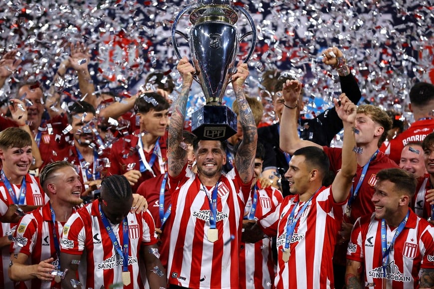 Soccer Football - Argentine Primera Division - Torneo Clausura - Racing Club v Estudiantes de La Plata - Estadio Unico Madre de Ciudades, Santiago del Estero, Argentina - December 14, 2025
Estudiantes de La Plata players celebrate with the trophy after winning the Argentine Primera Division REUTERS/Agustin Marcarian     TPX IMAGES OF THE DAY