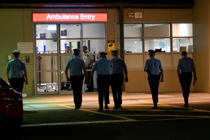 Police officers arrive at St Vincent's Hospital following a shooting incident at Bondi Beach, in Sydney, Australia, December 15, 2025. REUTERS/Izhar Khan