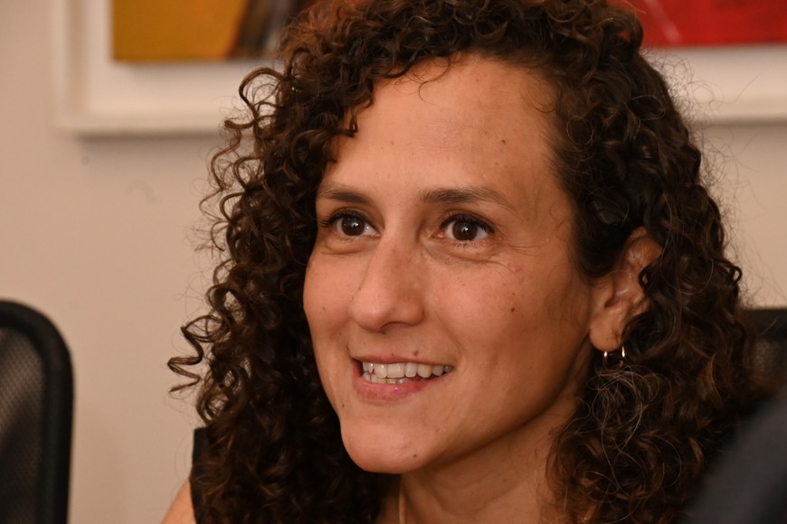 "Es importante acercar los organismos deliberativos a los barrios y a las instituciones donde se generan las ideas y los proyectos. No hay que quedarse encerrados discutiendo entre los 17 concejales", reflexiona la socialista Laura Mondino al cabo de dos períodos en el cuerpo legislativo local. Crédito:  Flavio Raina