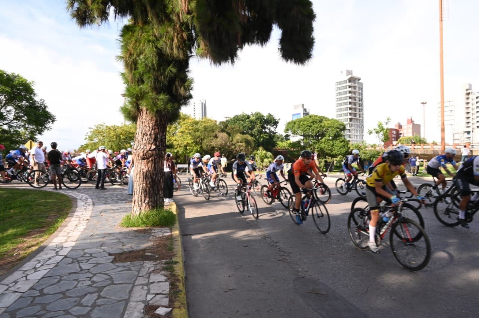 Así se largó este domingo desde el Puente Colgante la competencia ciclística que une Santa Fe con Rosario,