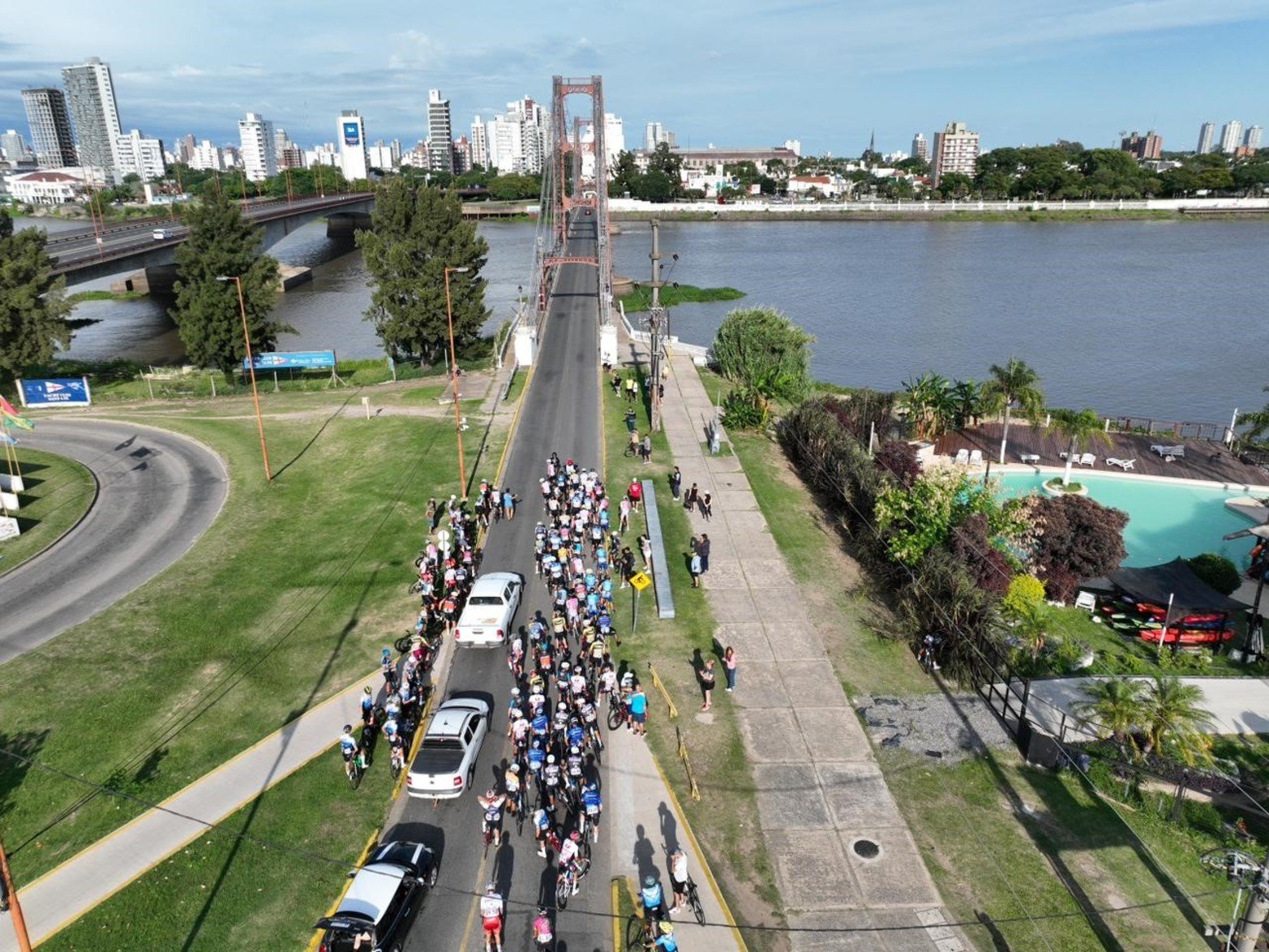 Así se largó este domingo desde el Puente Colgante la competencia ciclística que une Santa Fe con Rosario,