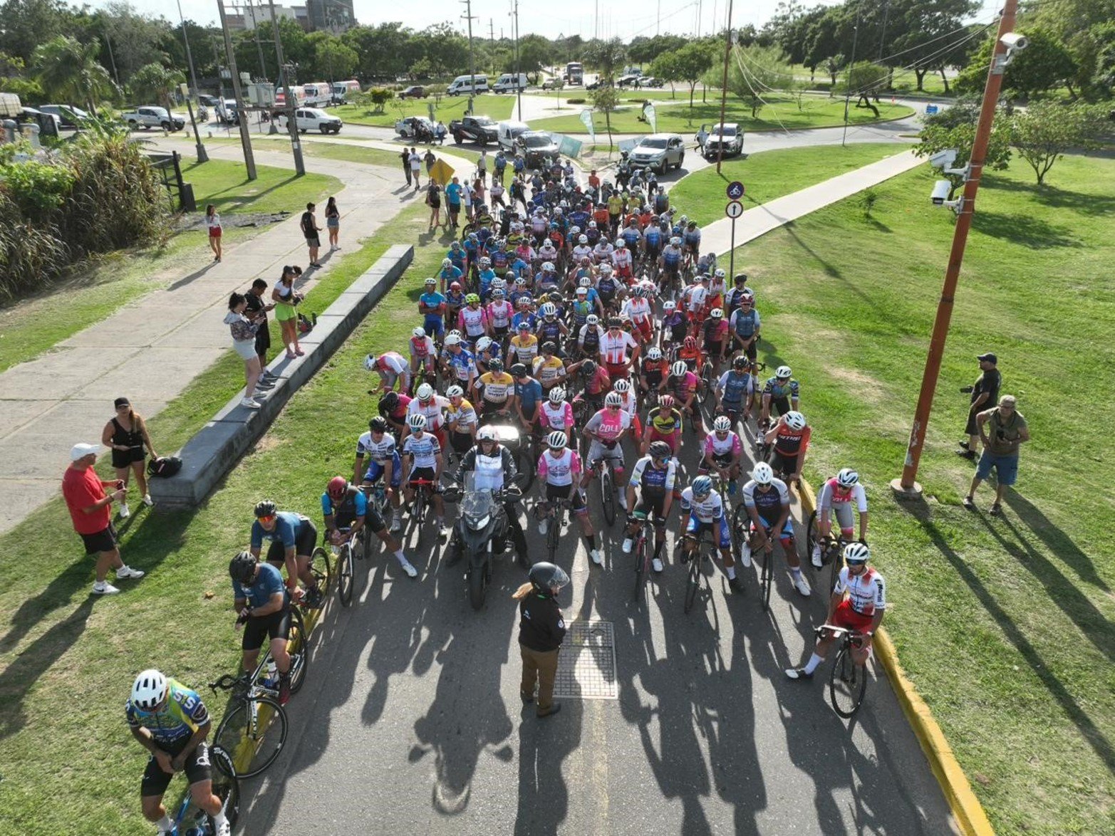Así se largó este domingo desde el Puente Colgante la competencia ciclística que une Santa Fe con Rosario,