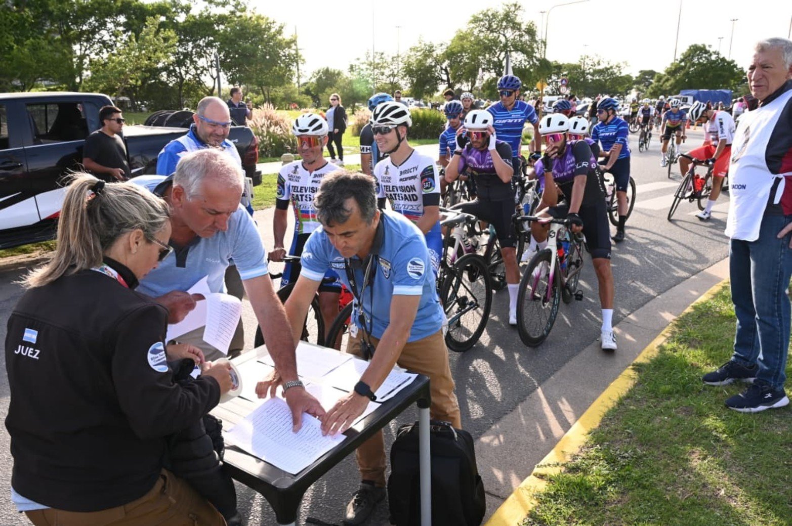 Así se largó este domingo desde el Puente Colgante la competencia ciclística que une Santa Fe con Rosario,