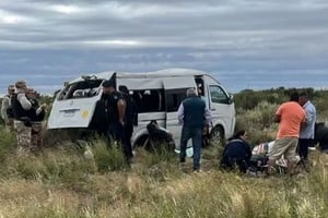 La furgoneta que transportaba a los integrantes de un grupo religioso volcó en la ruta 40