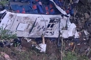 Un micro que transportaba a un grupo de jóvenes de entre 16 y 18 años cayó a un abismo