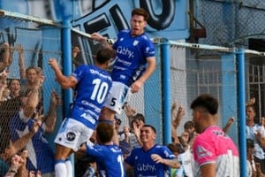 Atlético de Rafaela celebra el ascenso a la Primera Nacional tras la victoria en el Monumental.