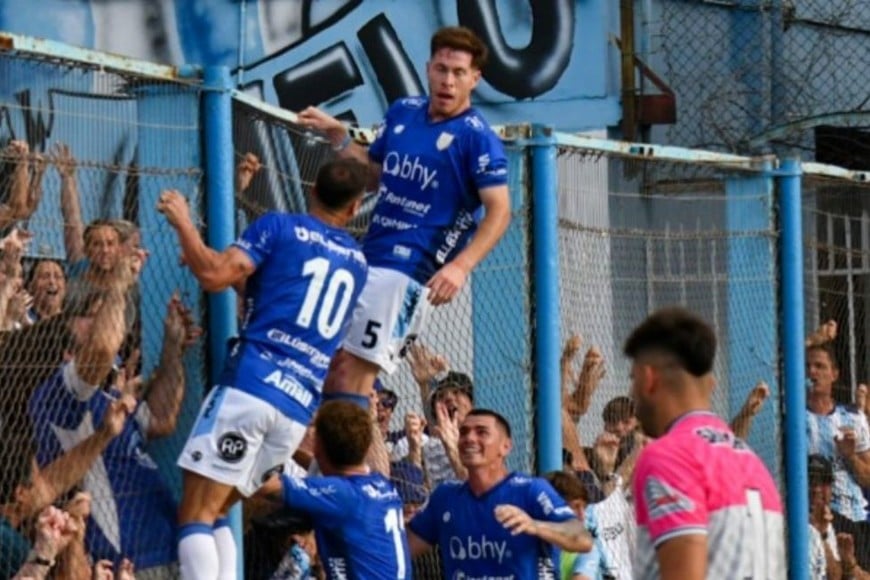 Atlético de Rafaela celebra el ascenso a la Primera Nacional tras la victoria en el Monumental.