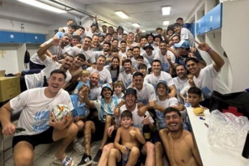 El plantel rafaelino celebrando la vuelta a la Primera Nacional.