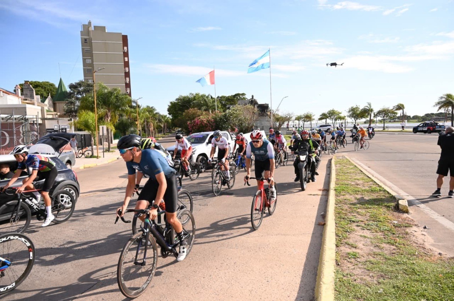 Así se largó este domingo desde el Puente Colgante la competencia ciclística que une Santa Fe con Rosario,