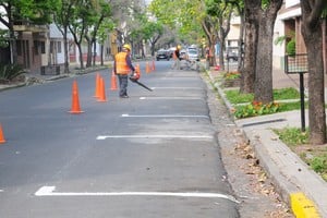 De 2015. Empleados municipales pintan dársenas del área SEOM. Crédito: Archivo Flavio Raina