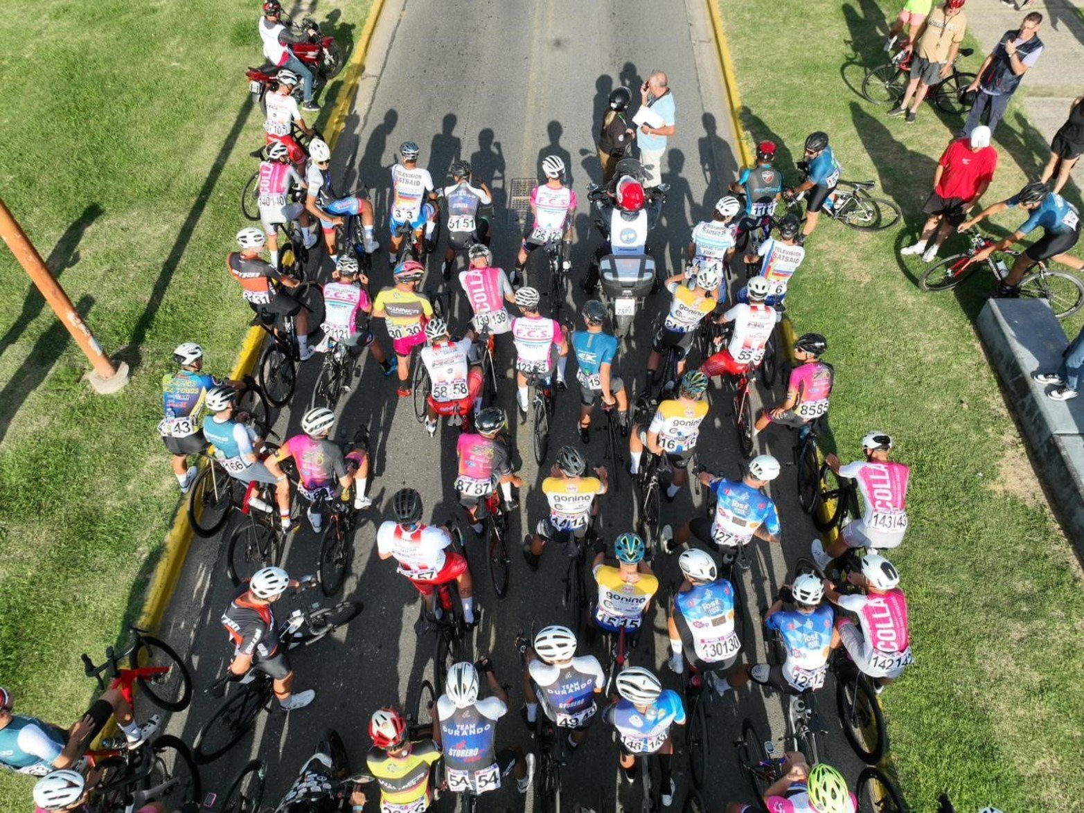 Así se largó este domingo desde el Puente Colgante la competencia ciclística que une Santa Fe con Rosario,