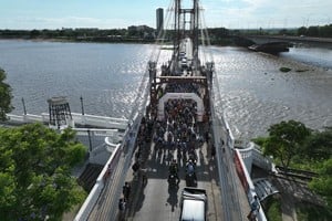 Así se largó este domingo desde el Puente Colgante la competencia ciclística que une Santa Fe con Rosario,