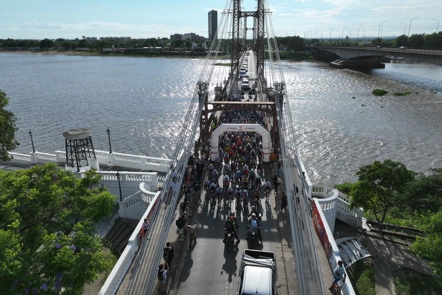  Se largó la competencia ciclística que une Santa Fe con Rosario