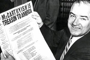 El fenómeno original- la caza de "subversivos" mediante listados, audiencias y despidos- mostró con brutal eficacia cómo un aparato moral y mediático logra convertir el compromiso ciudadano en sinónimo de peligro social.