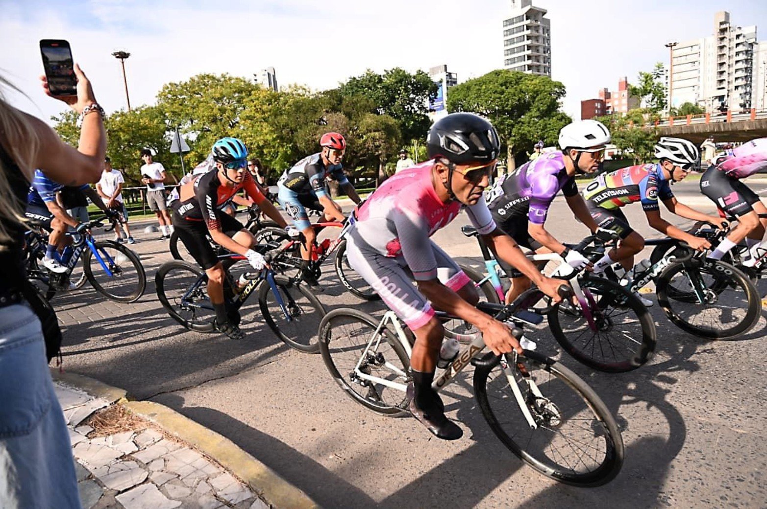 Así se largó este domingo desde el Puente Colgante la competencia ciclística que une Santa Fe con Rosario
