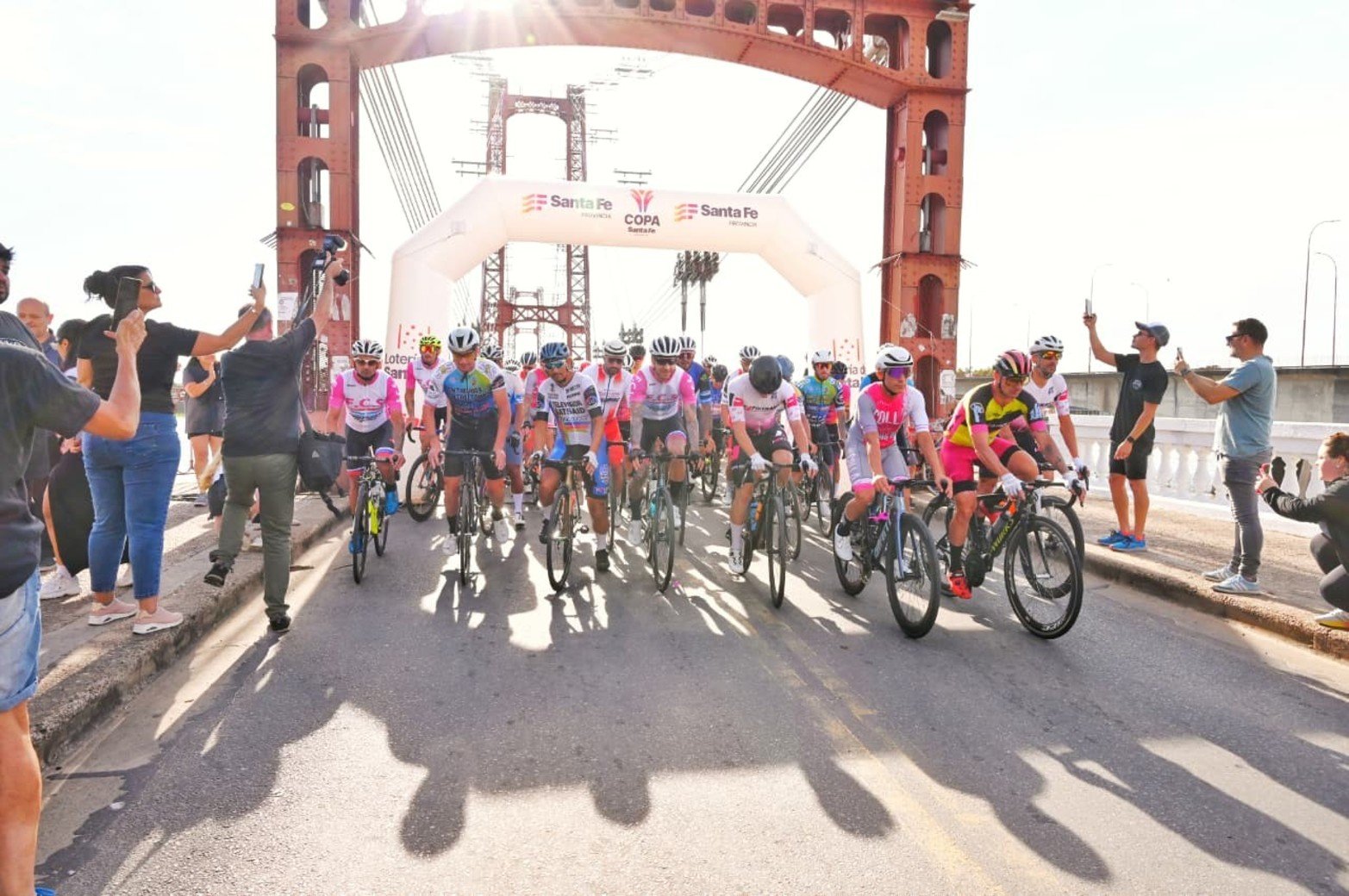Así se largó este domingo desde el Puente Colgante la competencia ciclística que une Santa Fe con Rosario,