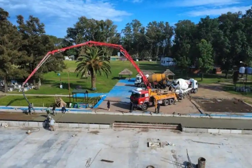 Trabajos en la pileta del complejo. Foto: Gentileza.