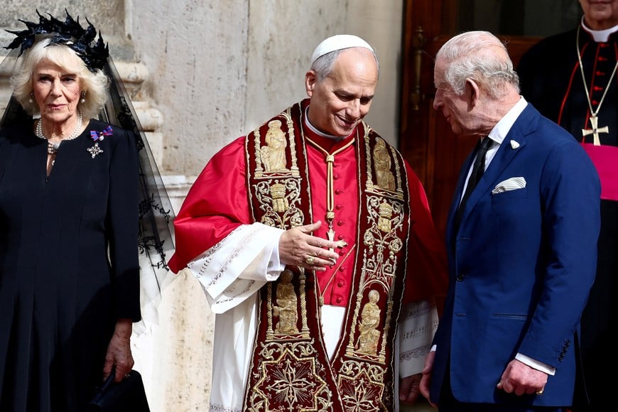 Britain's King Charles speaks with Pope Leo XIV in the courtyard of San Damaso, as Queen Camilla stands next to them, following an ecumenical prayer in the Sistine Chapelle led by the Pope and Archbishop of York Stephen Cottrell, at the Vatican, October 23, 2025. REUTERS/Yara Nardi     TPX IMAGES OF THE DAY