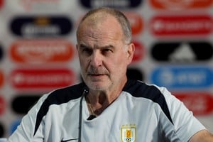 Marcelo Bielsa confirmó la lista de Uruguay para el Mundial. Foto: Reuters.