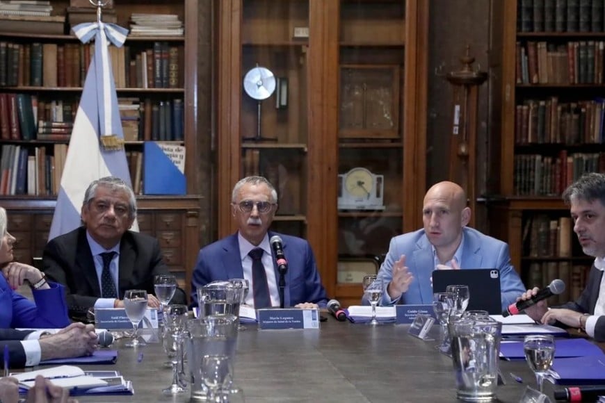 Mario Lugones se reunió con los titulares de las carteras sanitarias provinciales.